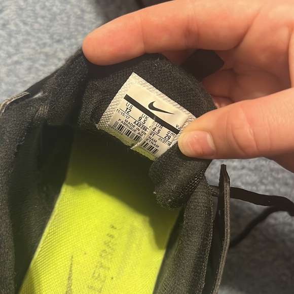 Women’s Size 12 Nike volleyball shoes - Picture 3 of 3